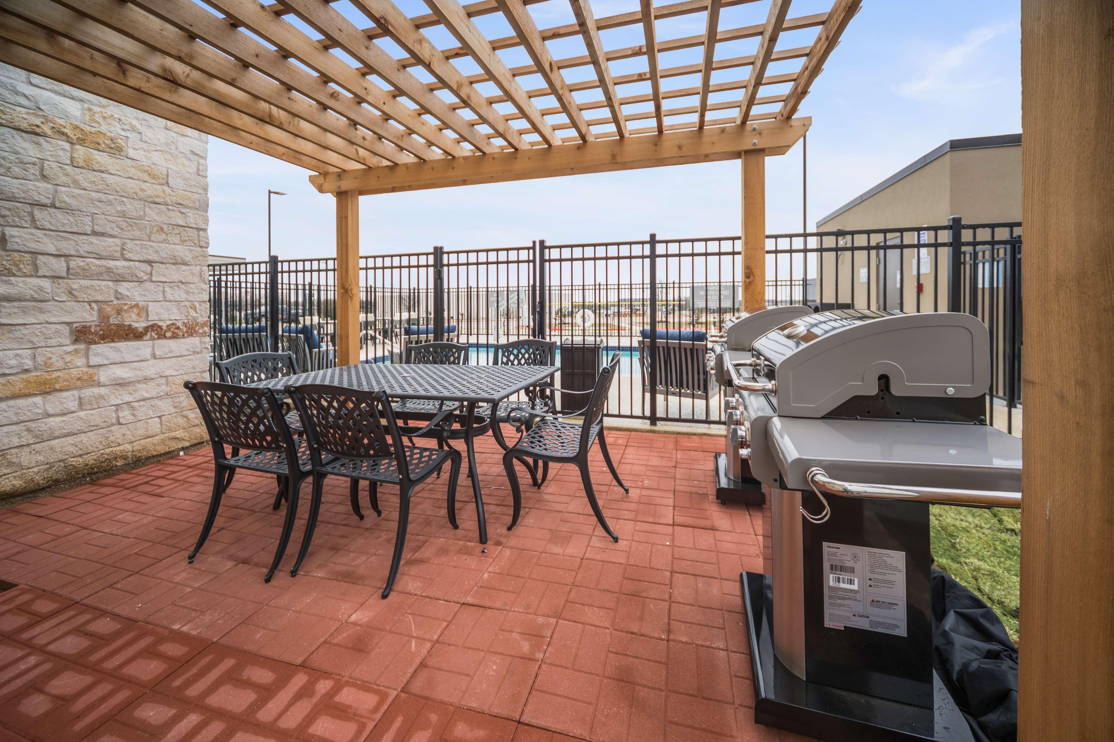 Best Western Plus Drayton Valley All Suites Экстерьер фото